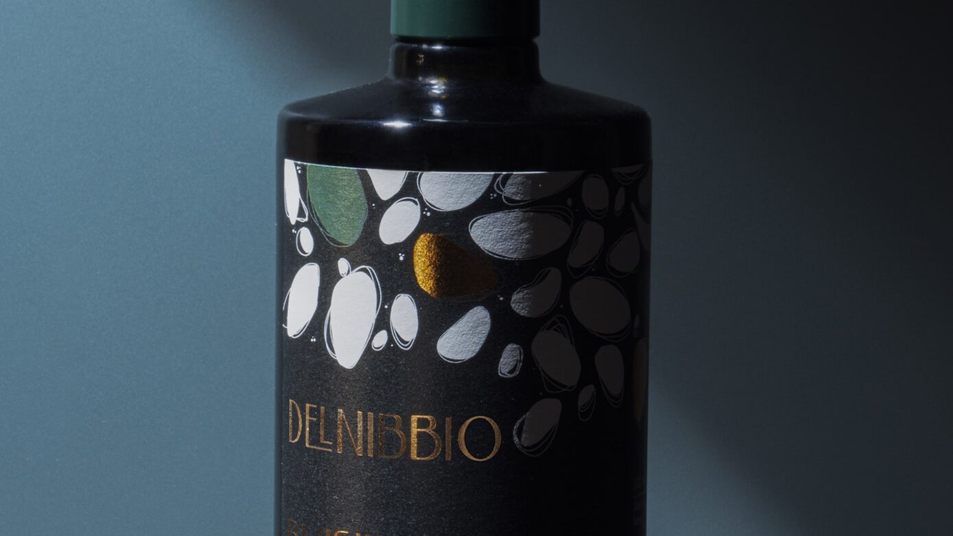 Bottiglia olio con etichetta nera