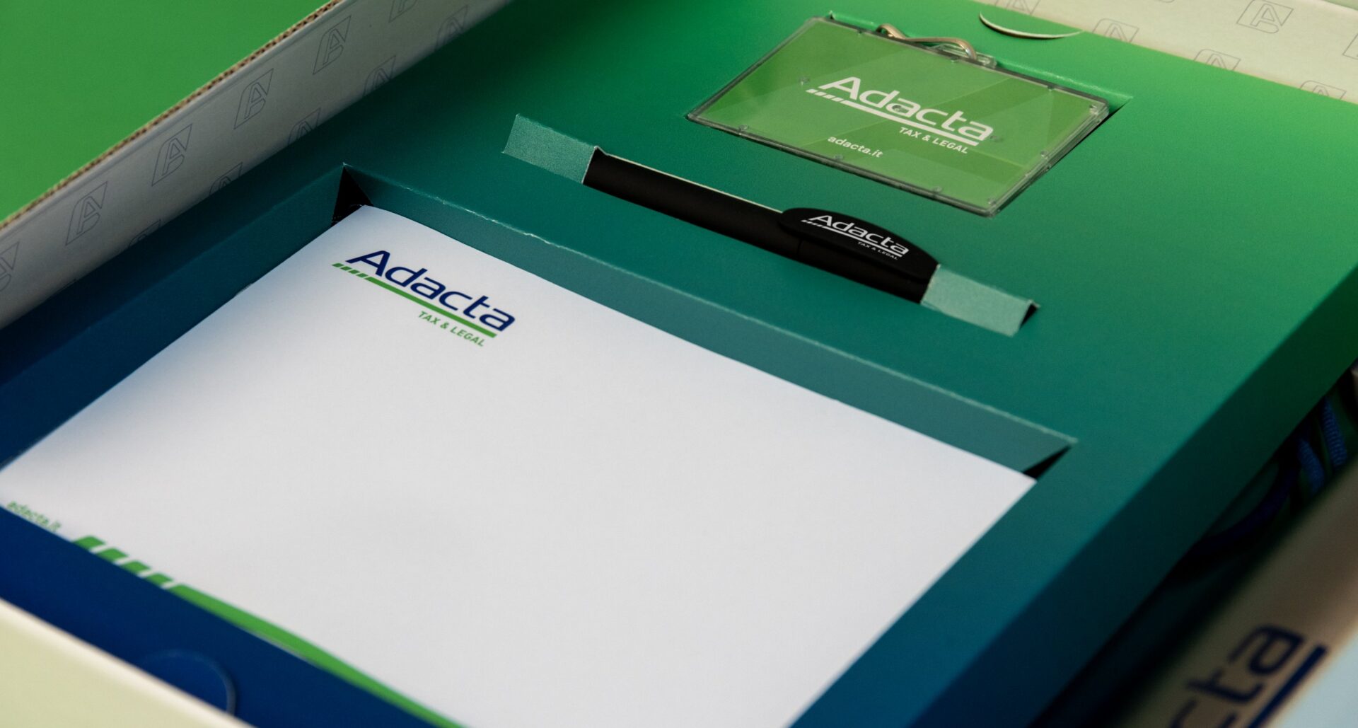 Gadget del nuovo kit di benvenuto di Adacta.