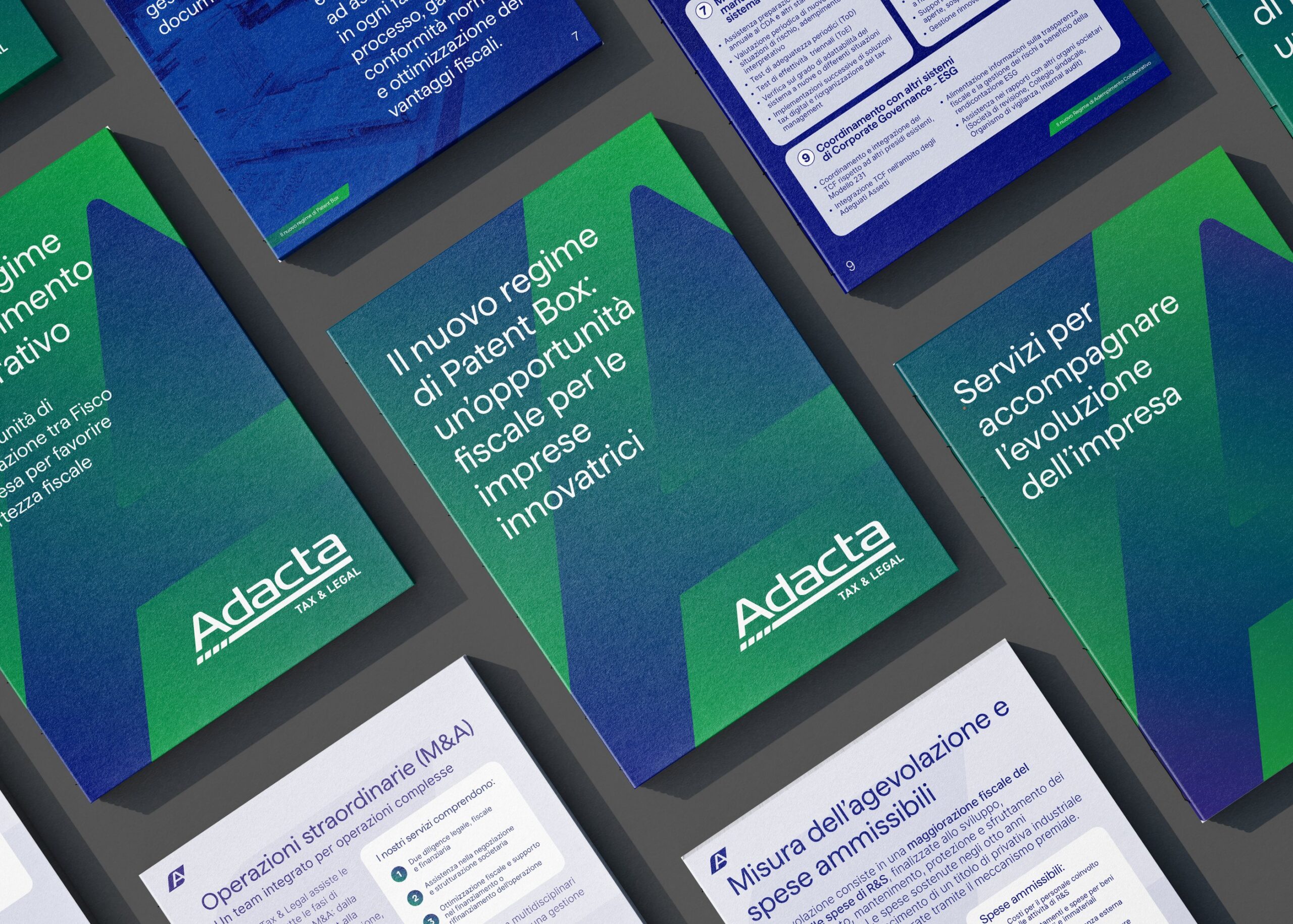 Copertina e pagine interne di una brochure Adacta con grafica verde e texture sovrapposte.