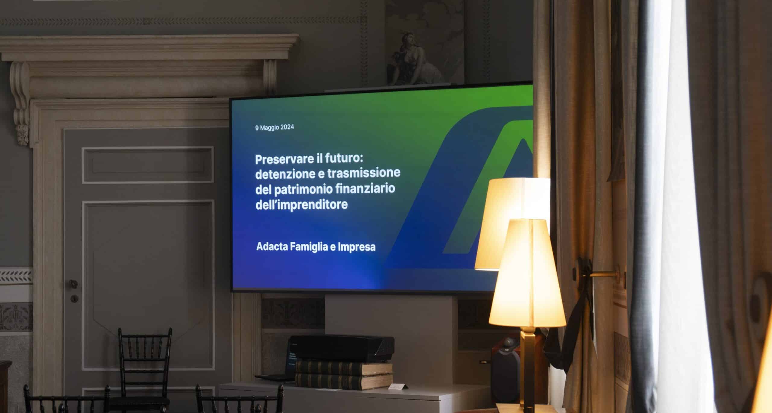 Schermo digitale interno che mostra una slide del nuovo template di powerpoint.