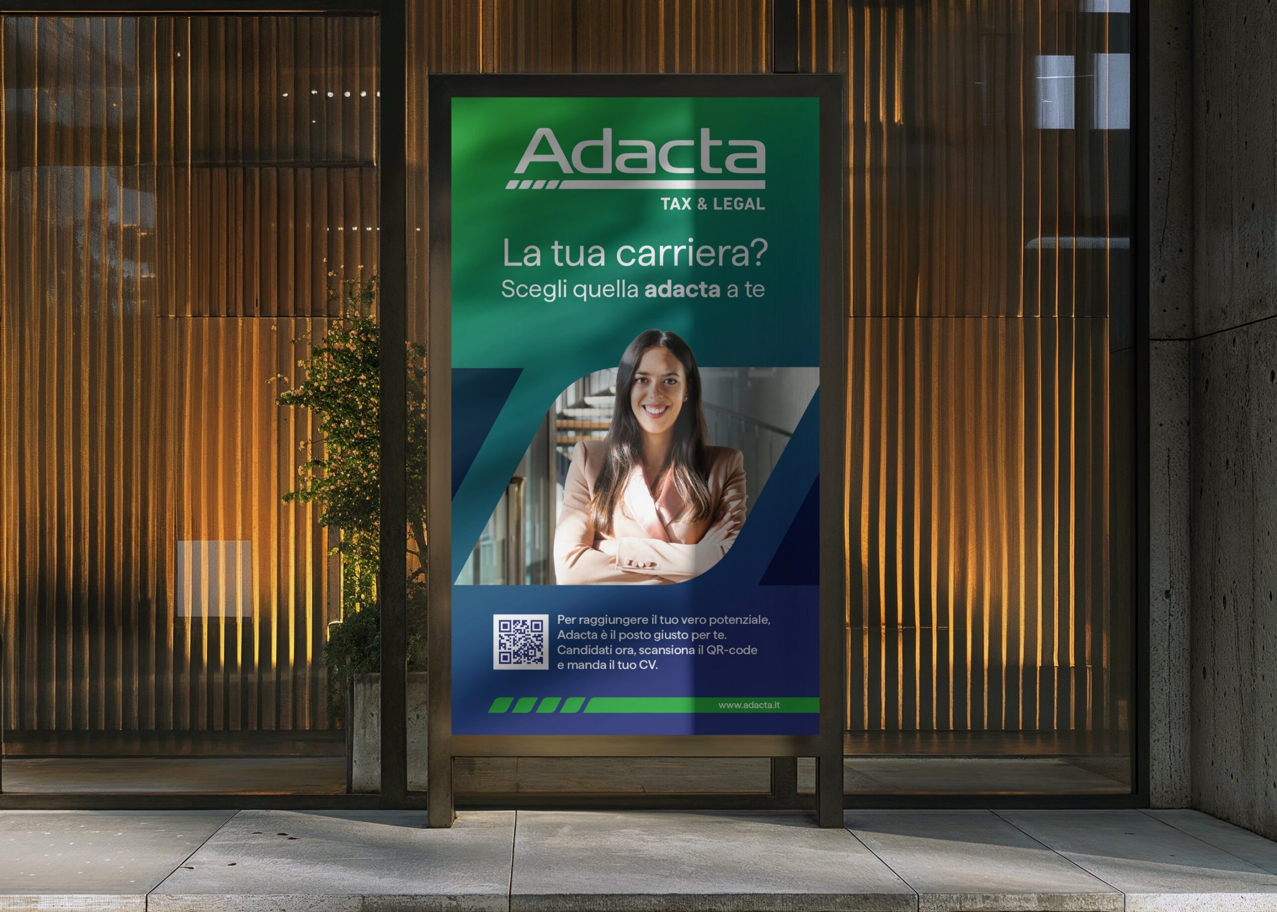 Totem verticale posizionato con visual campagna di rectuitment Adacta.