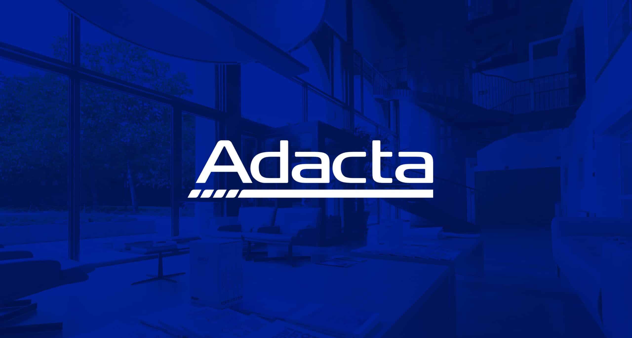 Variante del logo Adacta in bianco su sfondo blu con immagini ambientali in trasparenza.